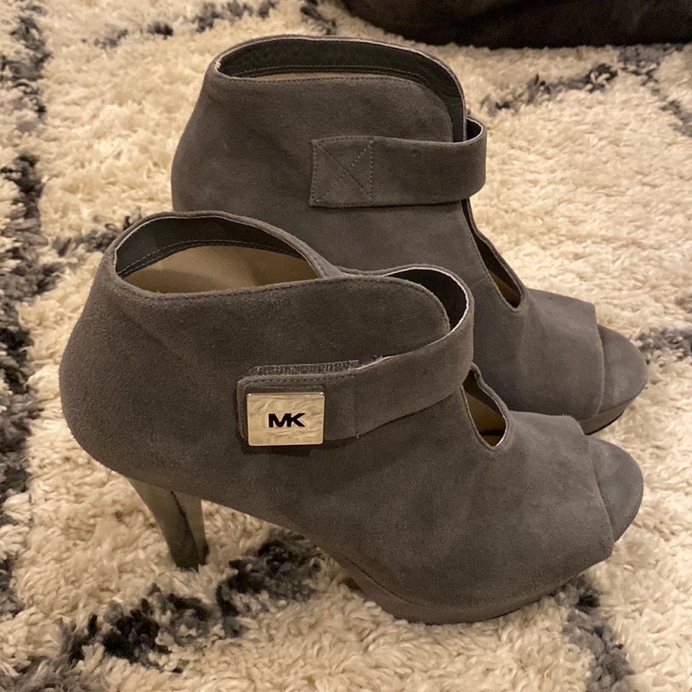MICHAEL MICHAEL KORS ANKLE STRAP GRAY HIGH HEELS